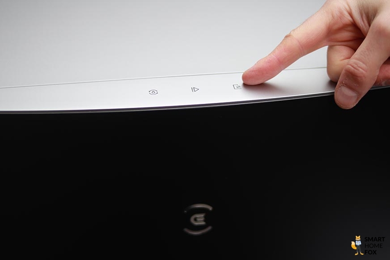 The station of the Ecovac Deebot X1 OMNI is seen from above.